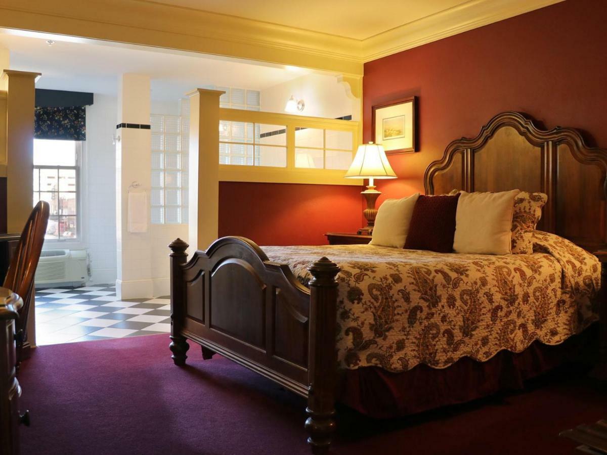 Saint Brendan'S Inn Green Bay Room photo