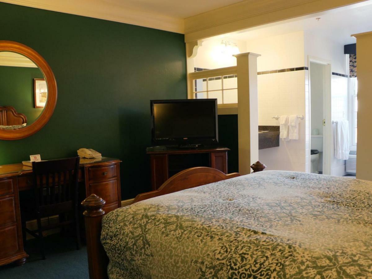 Saint Brendan'S Inn Green Bay Room photo